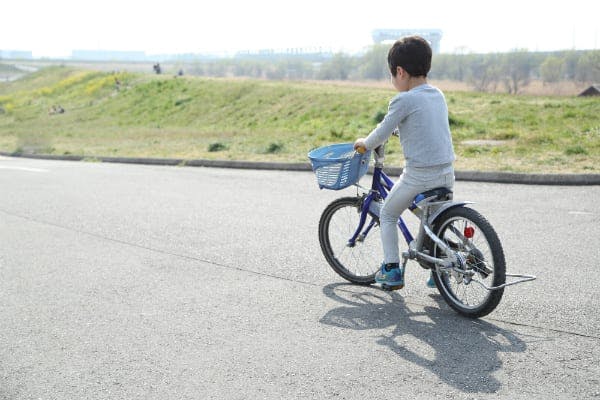 自転車の練習をする子供